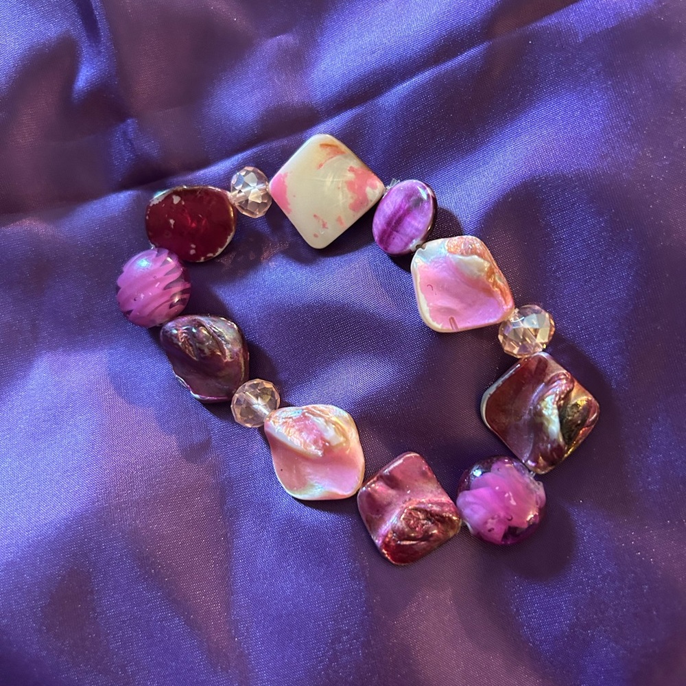 Pretty Pink and Purple Resin bead stretch bracelet. Unbranded. - Picture 3 of 7